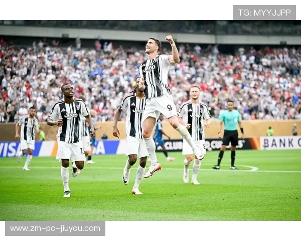 尤文守门员轮换：球队练习门将快速发球与后场启动